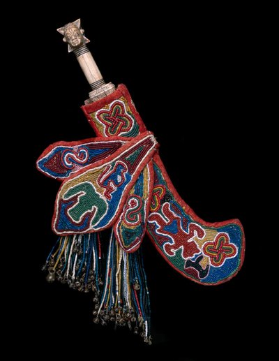 Coltello Cerimoniale con fodero (udamalore), Regno di Owo, Nigeria, fine XIX secolo - inizio XX secolo (avorio, ferro, perline di vetro, campane di ottone, stoffa di cotone, legno e canna) da Yoruba Culture Yoruba Culture